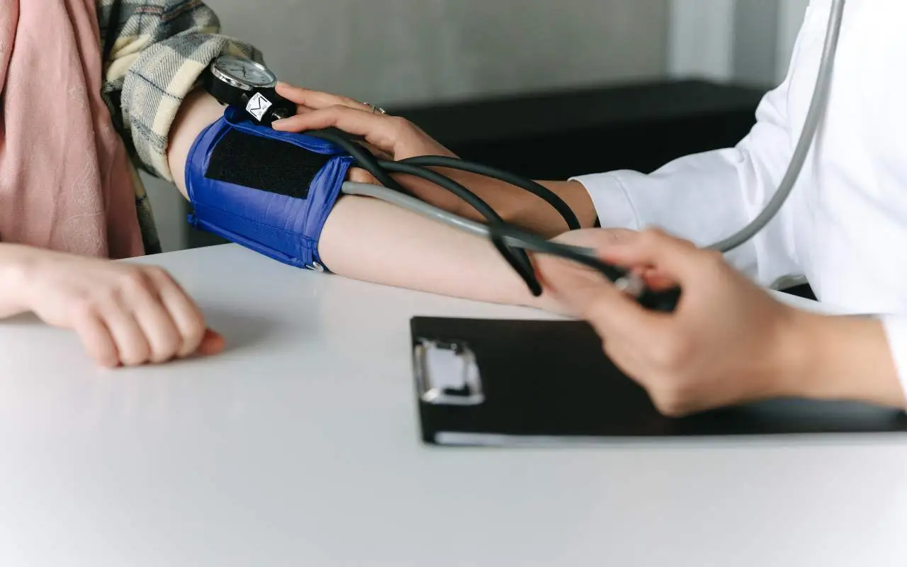 Come abbassare la pressione senza farmaci: il trucco serale raccomandato dai cardiologi Come abbassare la pressione senza farmaci: il trucco serale raccomandato dai cardiologi